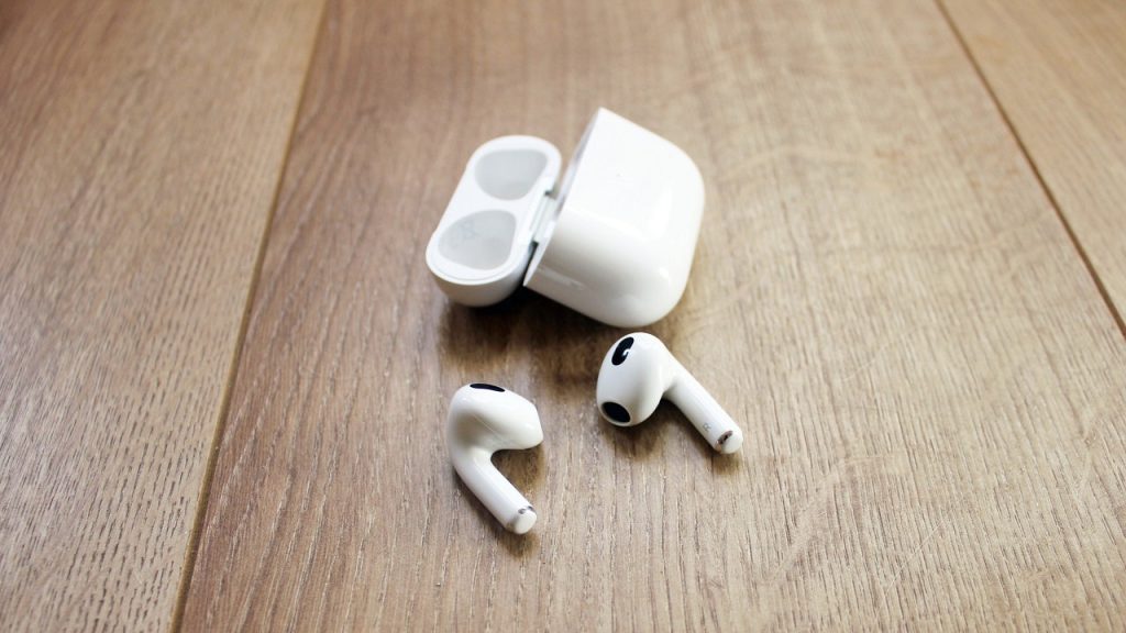 Сравнение AirPods 4 с шумоподавлением и без него